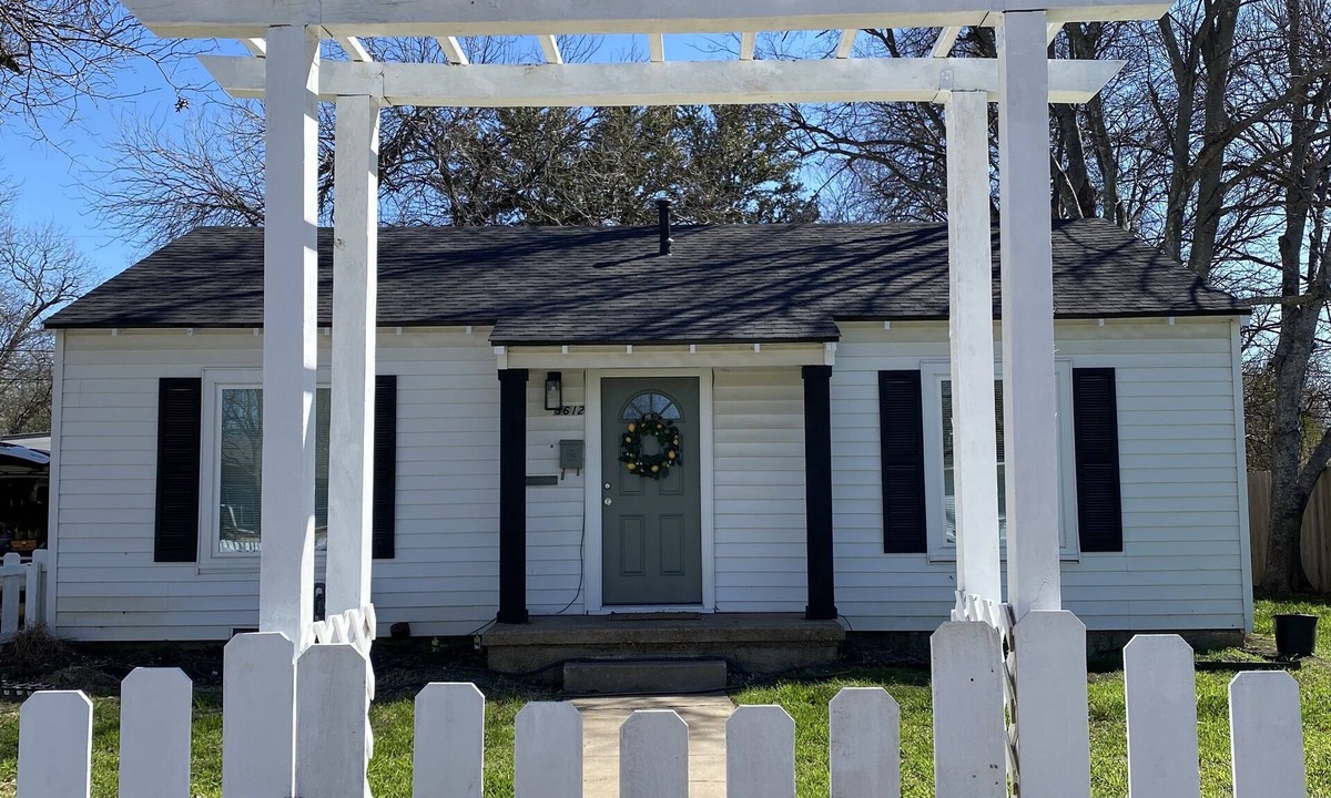 Waco House | Midterm cottage rental in the heart of Waco. Very private. Light and bright. n