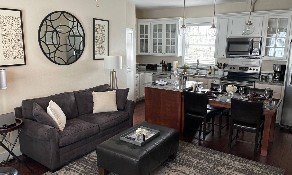 Westfort Apartment | Midtown Apt - 2Bed/2Bath - Private Hot tub and Patio - Close to Pearl and Dtwn