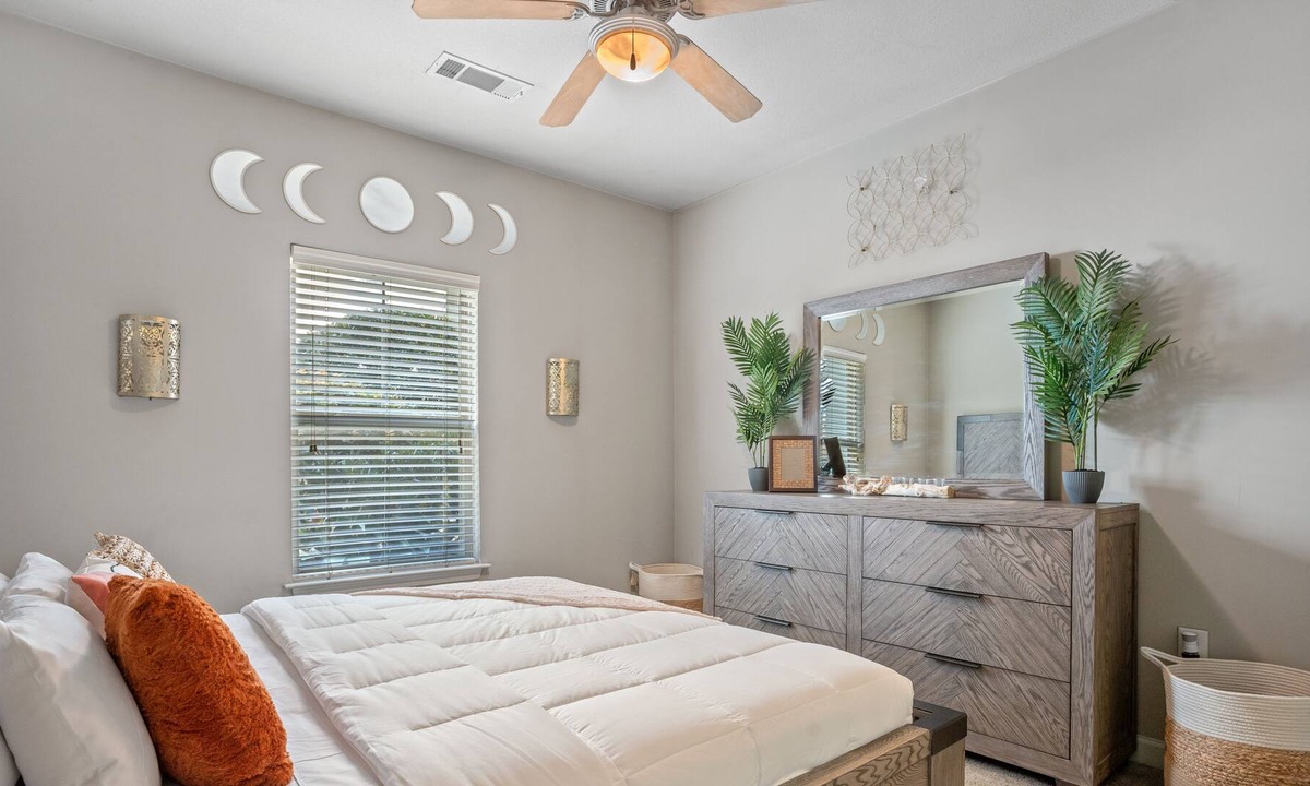 Westside Apartment | ✨Midtown BOHO getaway✨KING bed✨FREE parking✨