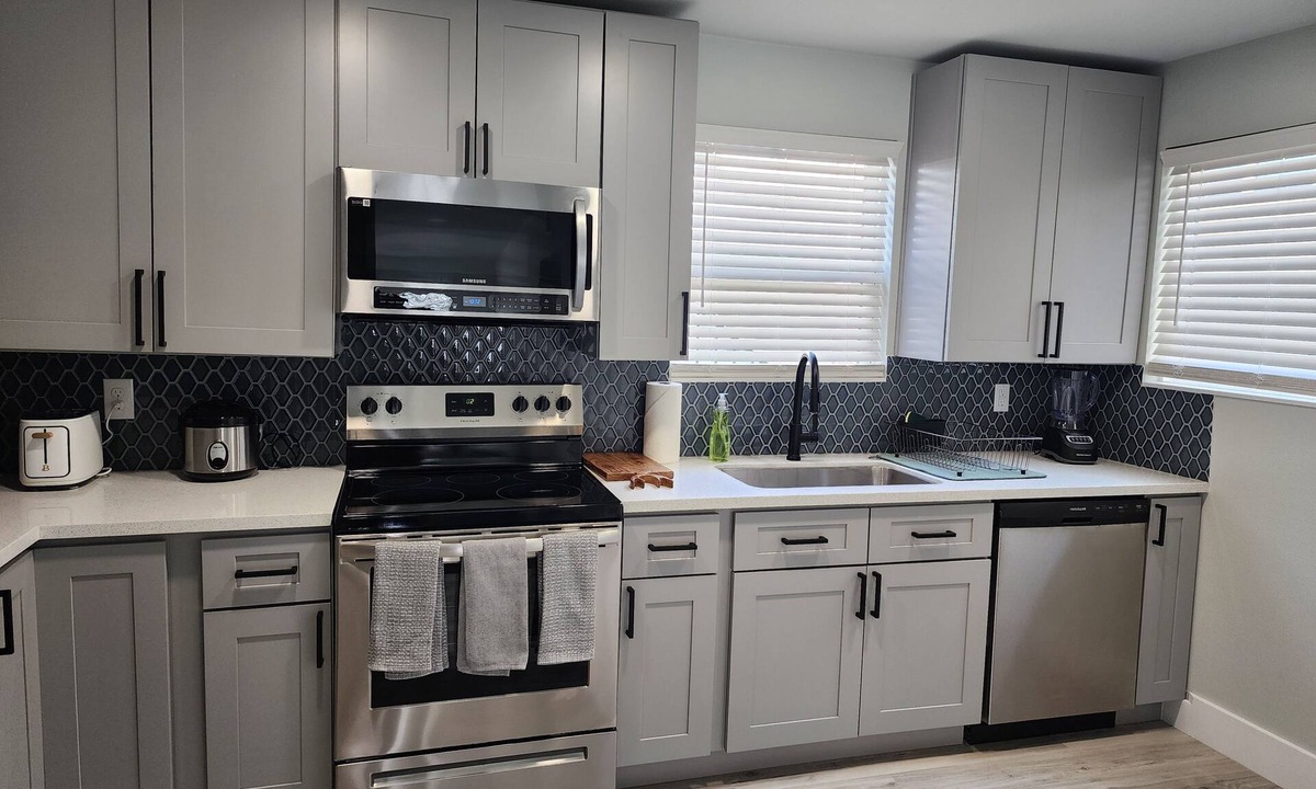 South Central Houston Apartment | MIDTOWN COZY HIDEAWAY 1