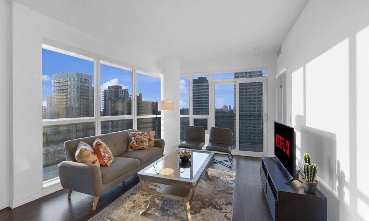 Mount Pleasant West Hotel | Midtown Suites - Free Parking - 5 min walk to Subway