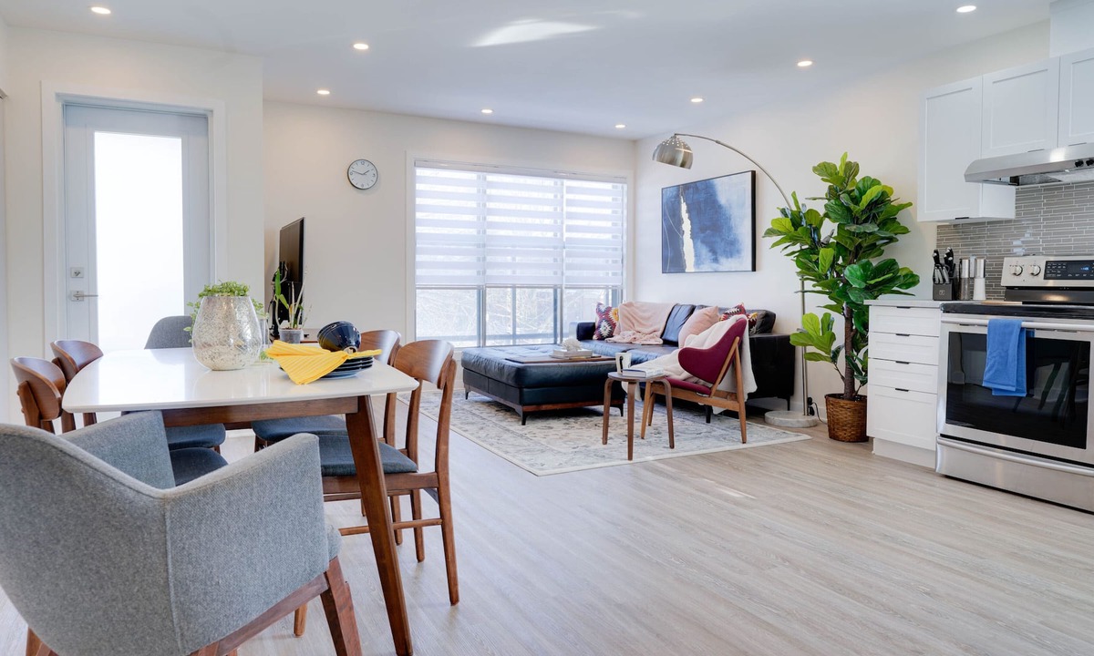 Ahuntsic-Cartierville Apartment | Midtown Sun Drenched Well Furnished 2BR No Clean $