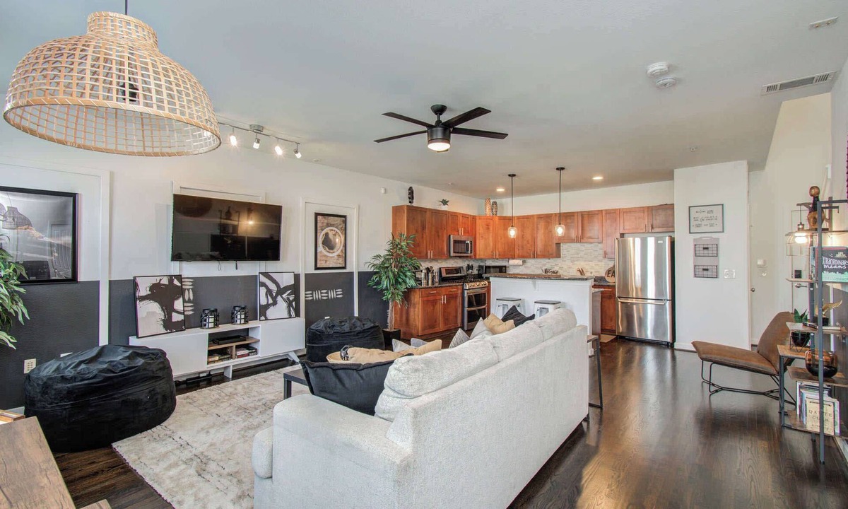 Central Business District Apartment | Midtown Urban Retreat | 2story 1BD/1.5BA Apartment