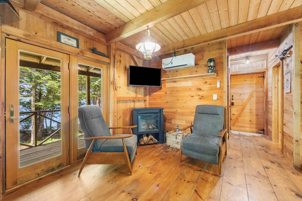 Franklin House | Milam Camp-Beautiful Lakefront!