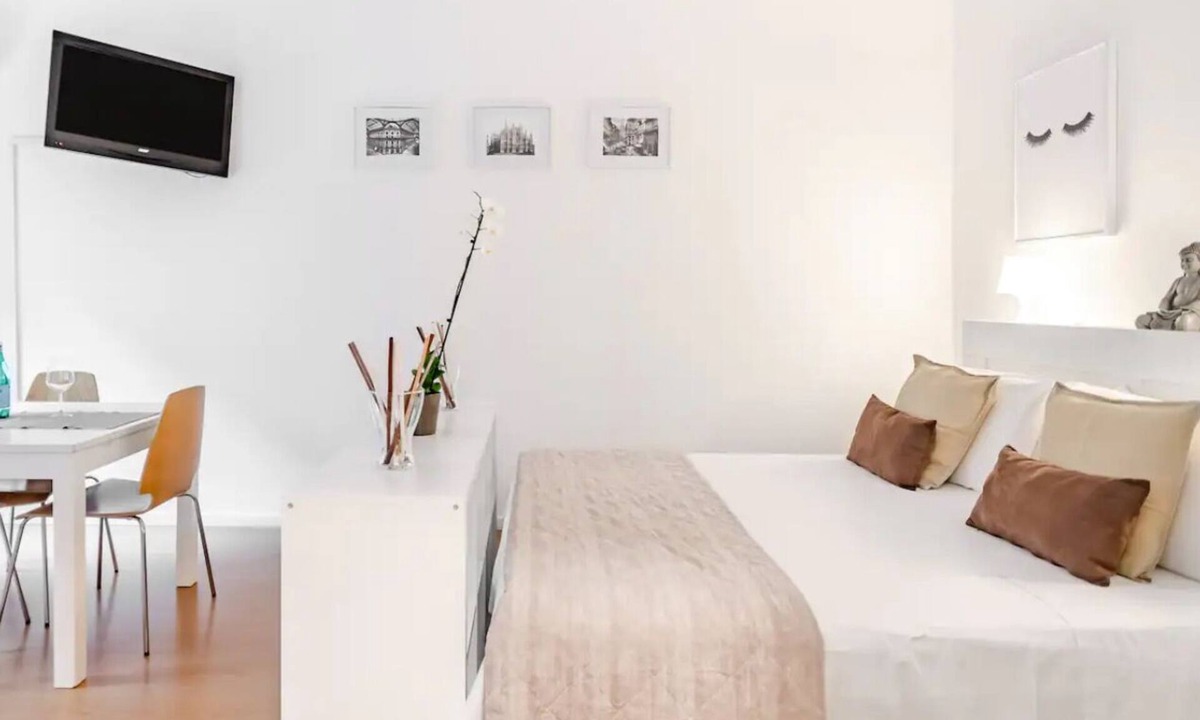 Lazzaretto Apartment | Milan center white