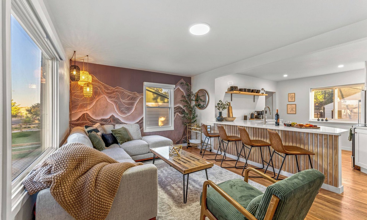Berkley House | Mile High Retreat - Hot tub/Huge Backyard/Pool Table/Ping Pong/BoardGames/Arcade