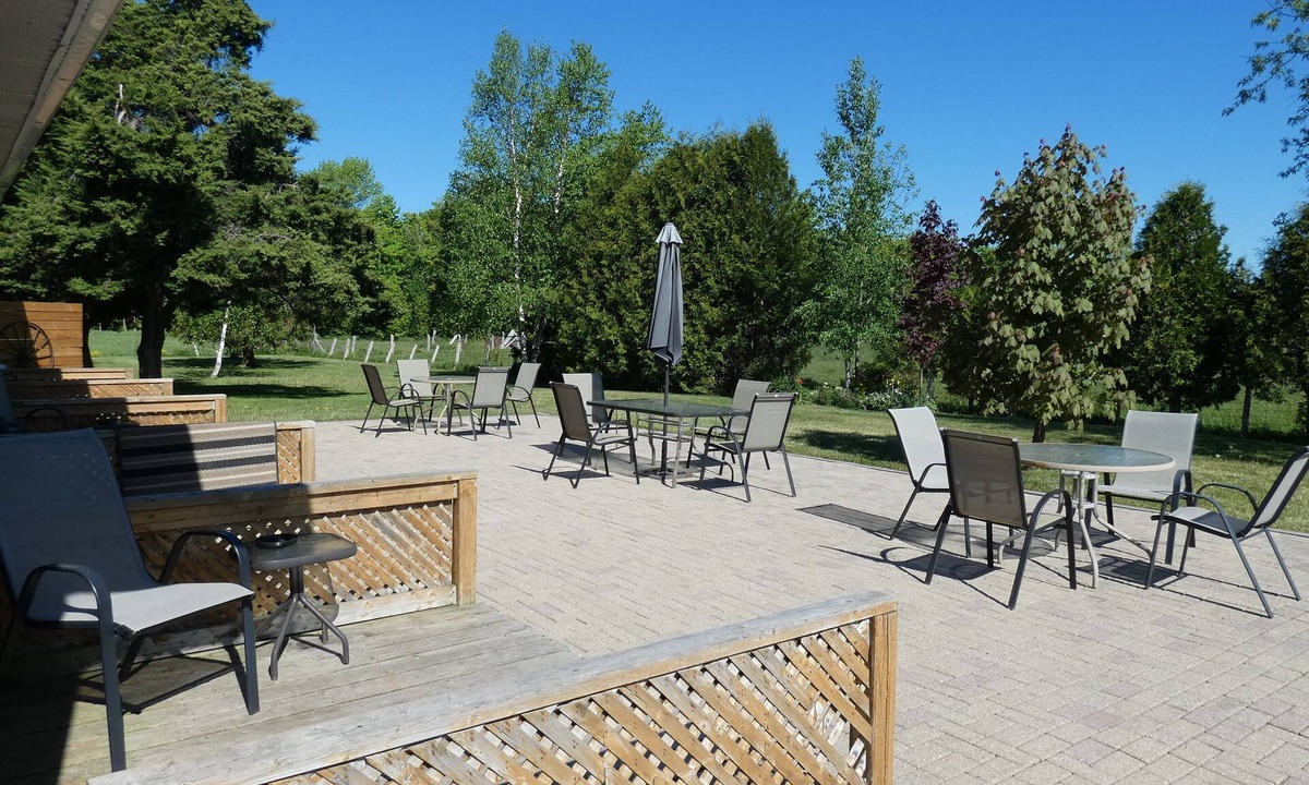 Colpoys Bay Hotel | Mile Inn Motel