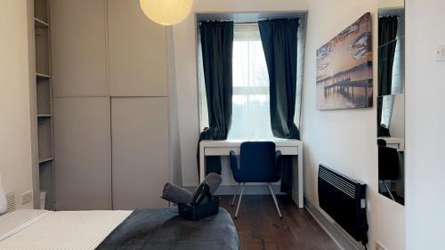 Mile End House | MileEnd 4 large master bedroom