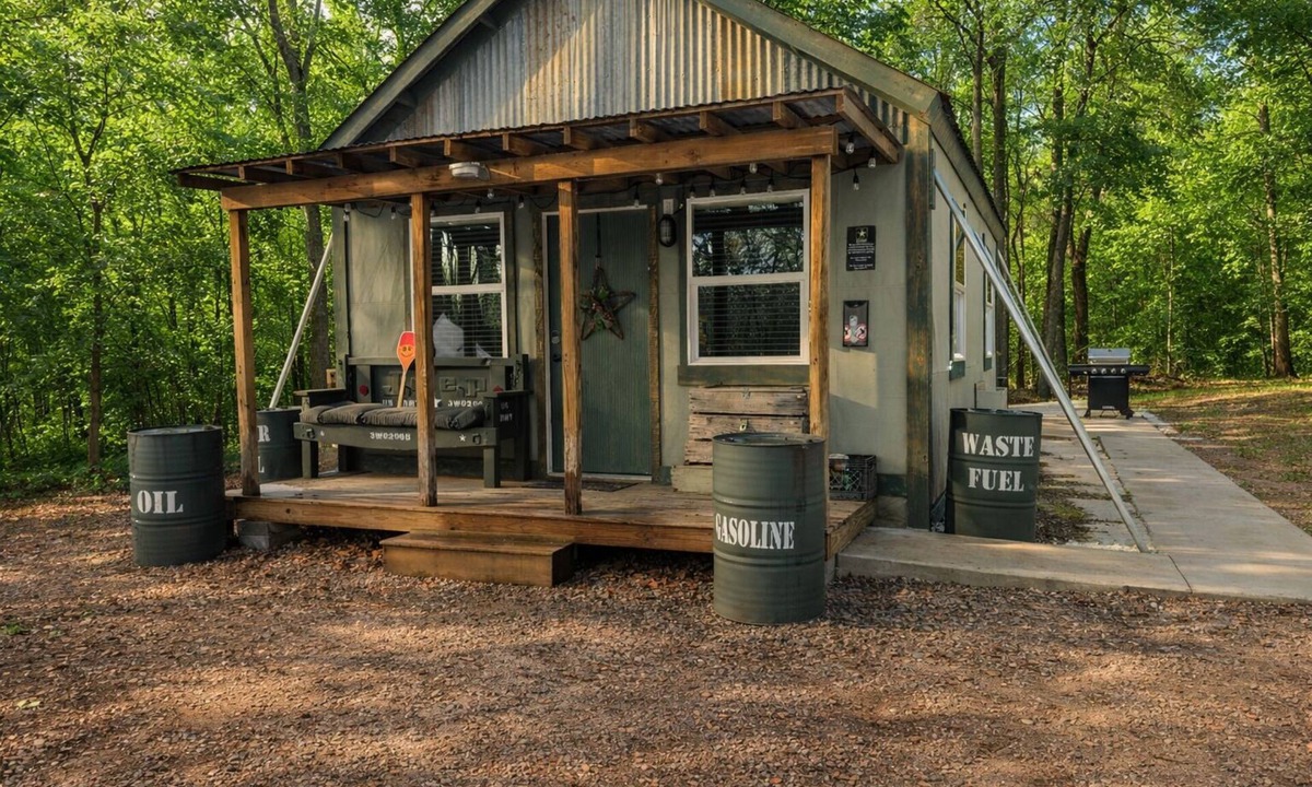 Vinita Resort | Military Escape w/Soak Tub + Fire Pit/near Rt. 66-Whimsy Waypoint