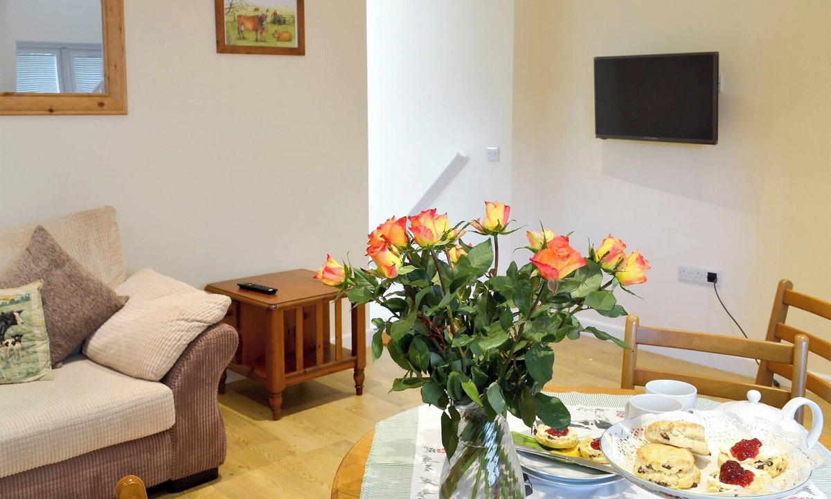 Liverton Cottage | Milk Churn - UKC2400