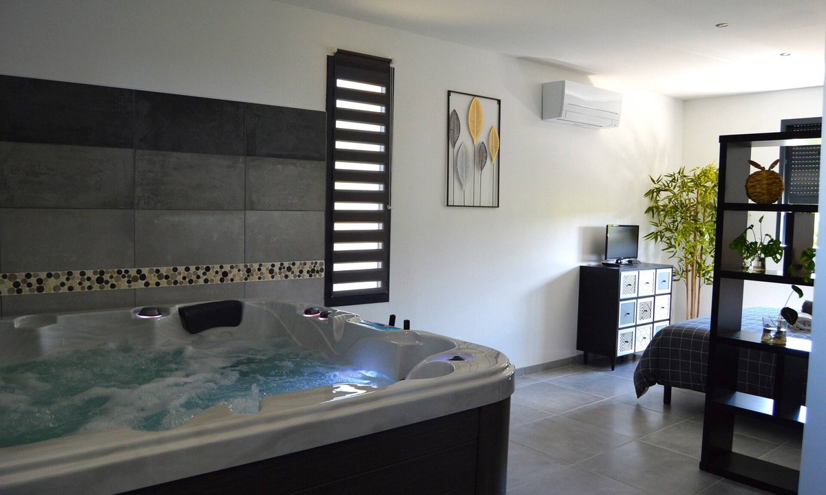 Flaux Villa | Mille & un Iris Villa de Vacances Avec Jacuzzi à la Campagne
