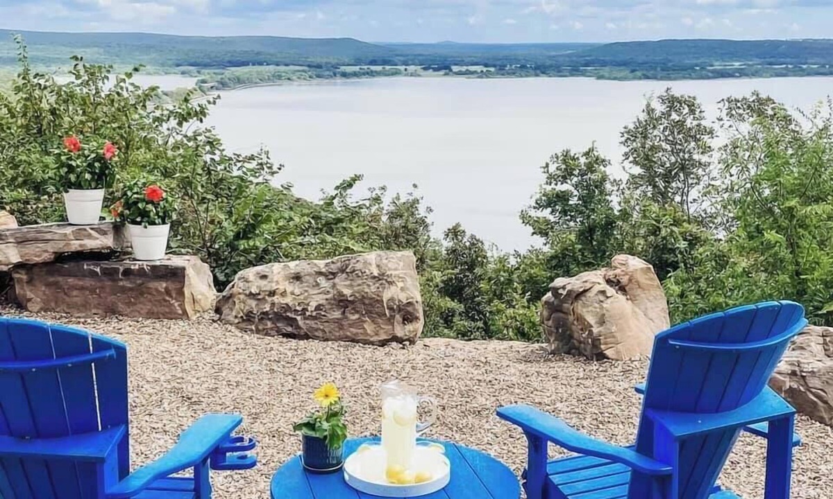 Crowder House | Million-Dollar Lake View + Hot Tub Retreat!