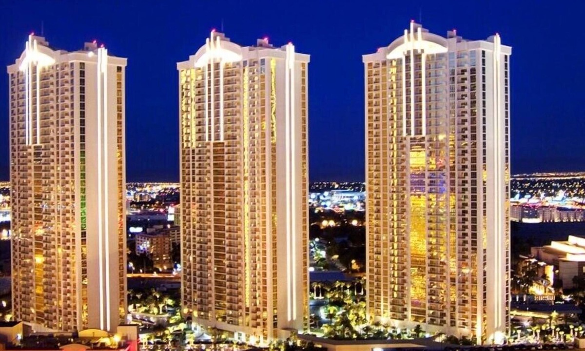Las Vegas Apartment | Million Dollar View of the Strip, Formula One, & Sphere 1 Bedroom 2 Bath Suite