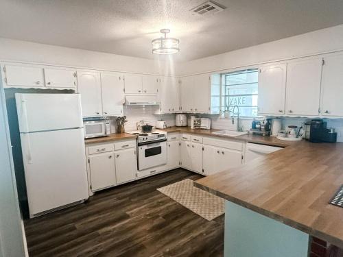 Crowder House | Million-Dollar View on Hickory Hill with Hot Tub