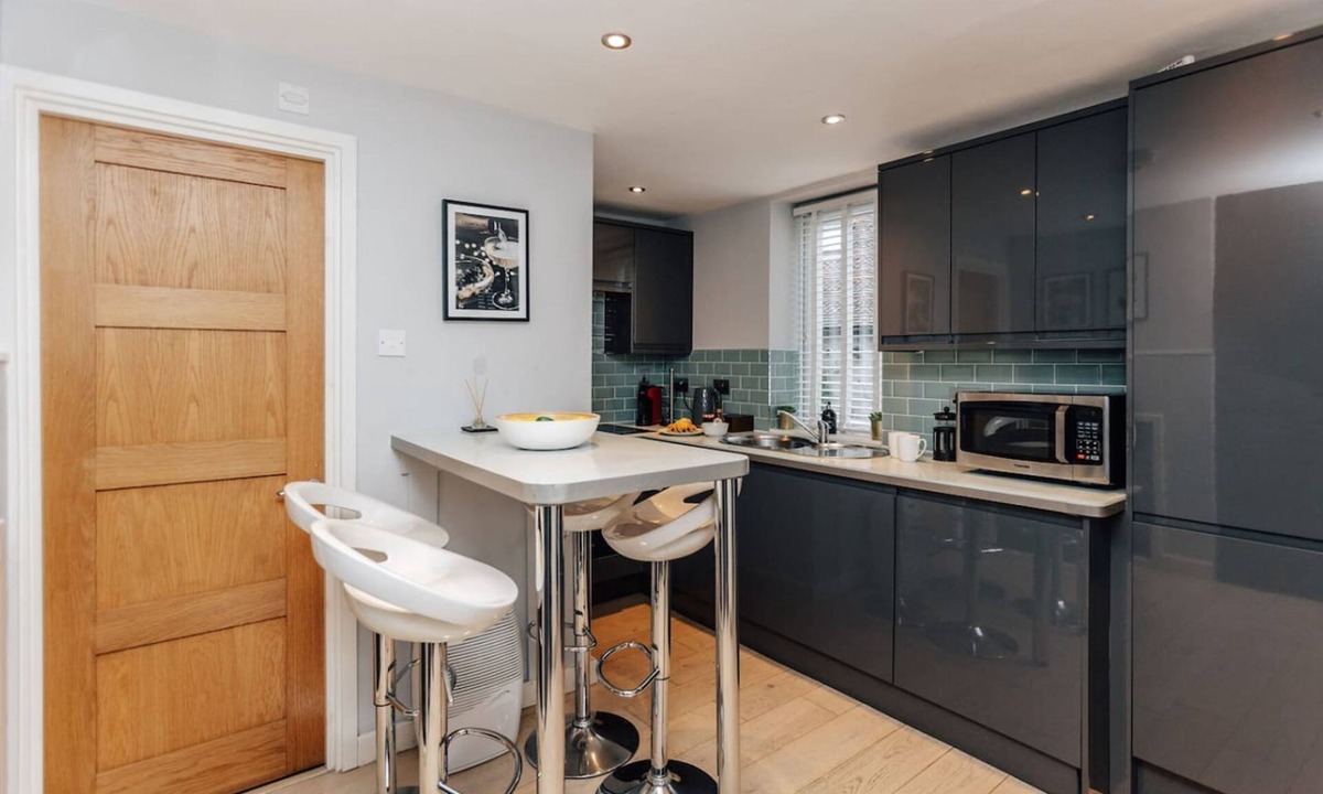 Henley House | Mills Cottage - From 125 Per Night