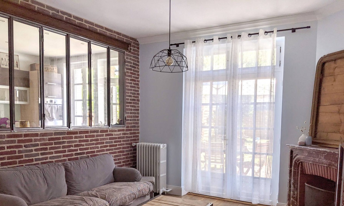 Mery-sur-Oise House | Millstone house with garden