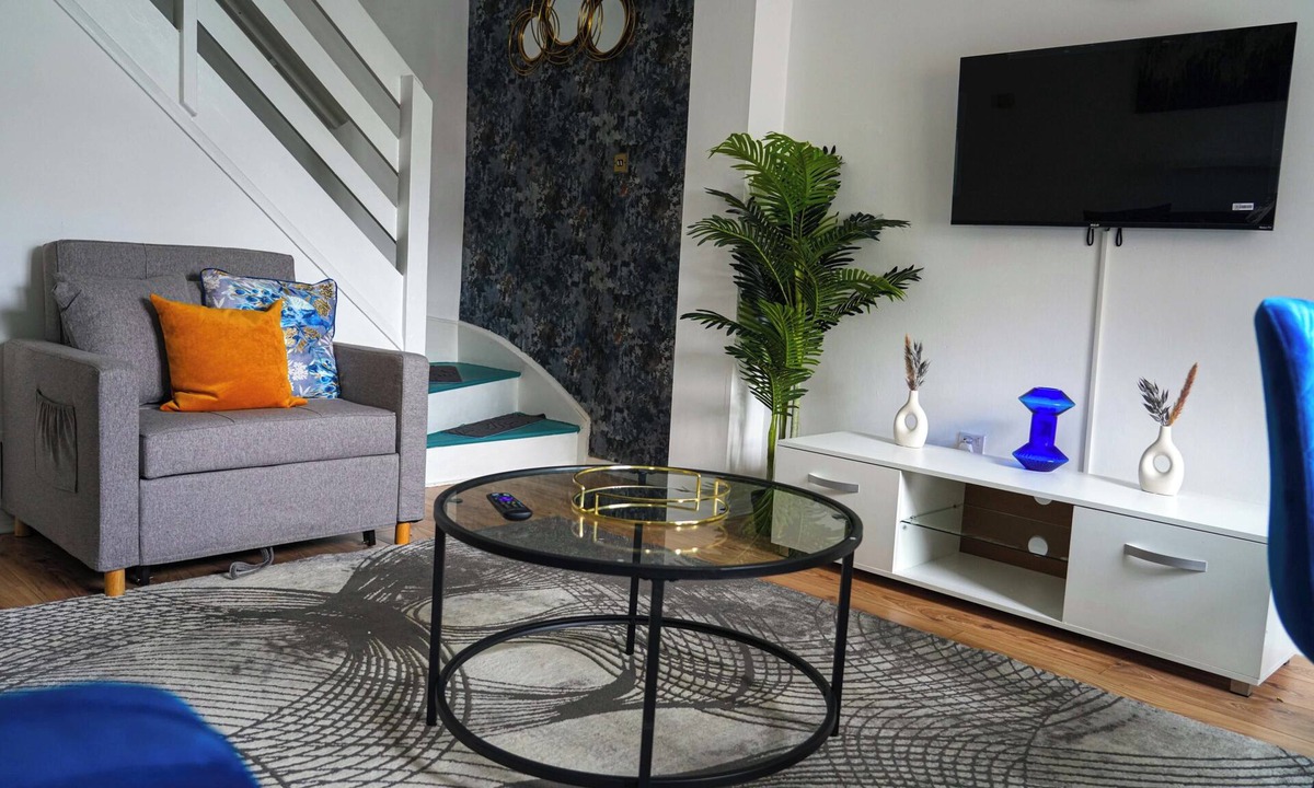 Milton Keynes House | Milton Keynes Home - Sleeps 4 - Parking