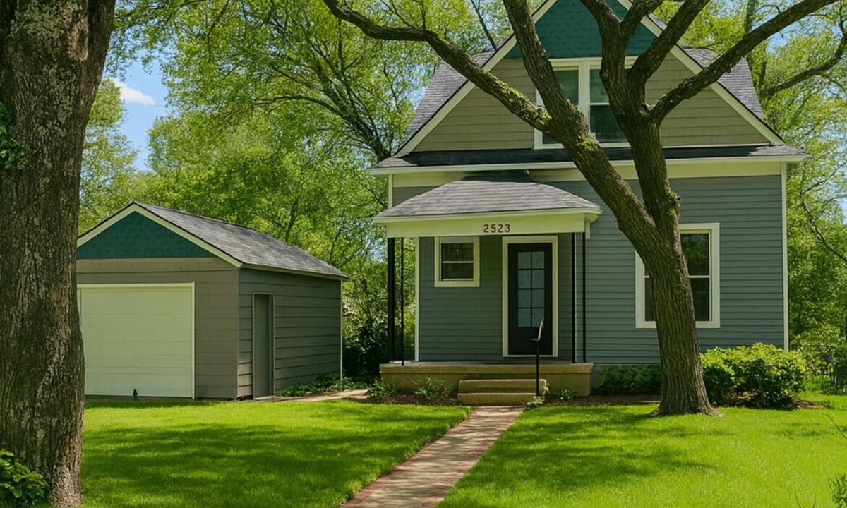 De Soto House | Mimi's Place: Victorian 3BR Home Near KC Weddings + WC26