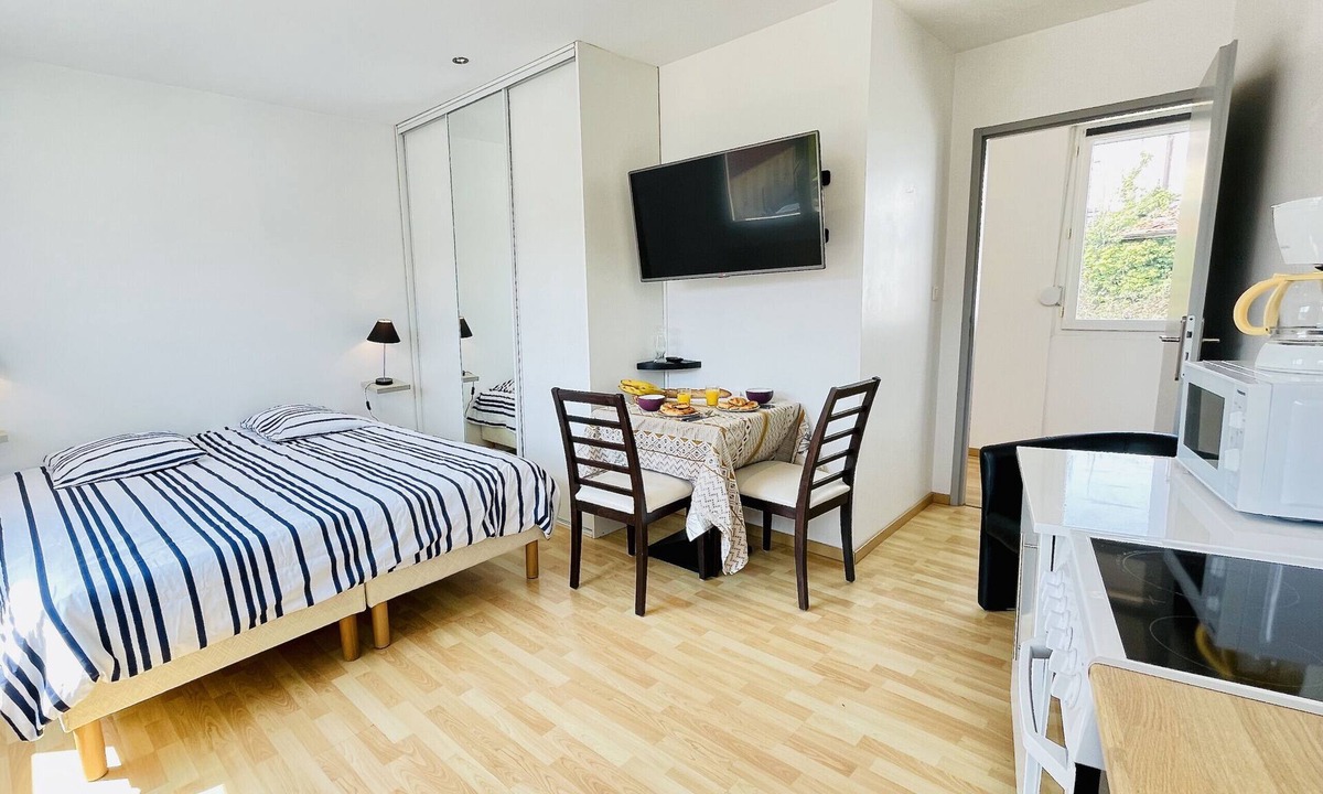 Forges-les-Bains Apartment | Mimosa : Charming studio near the thermal baths