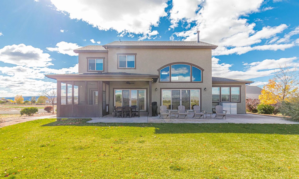 Fruita House | Mimosa Fields: Designer Kitchen w/Outdoor Oasis