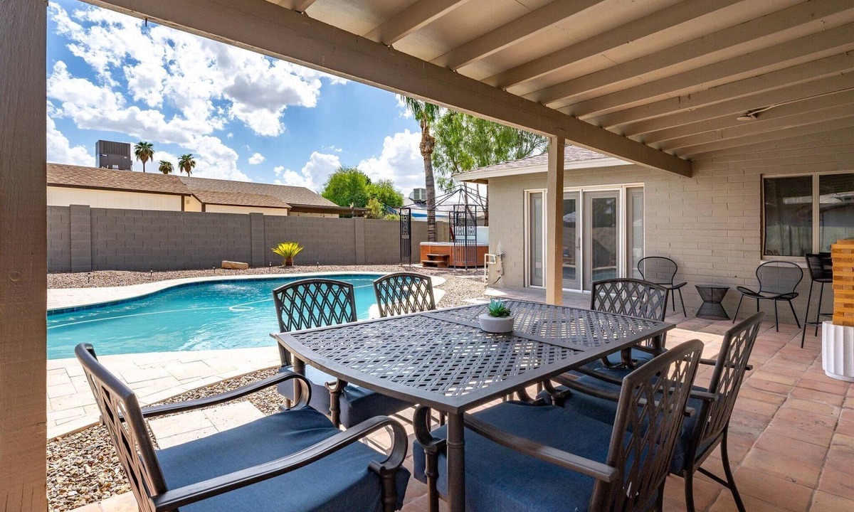 Glendale House | Min from Sports Stadiums | Pool & Hot Tub