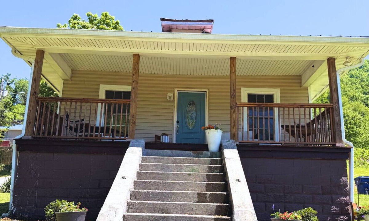 Arjay House | Min. to Laurel Cove, LMU & Union, & Bell Theater