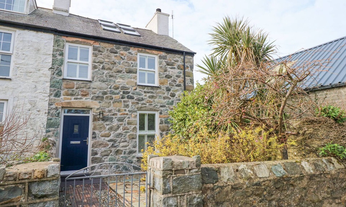 Edern Cottage | MIN Y MOR - MORFA NEFYN, pet friendly, with open fire in Morfa Nefyn