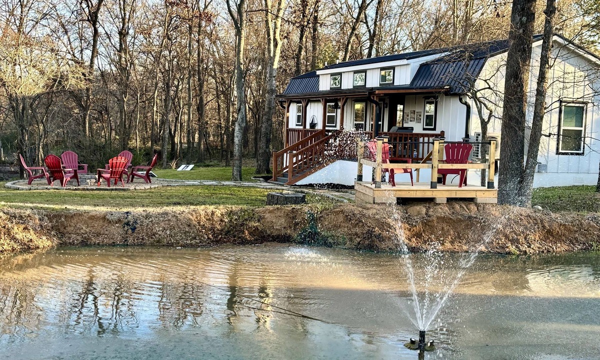 Mineola House | Mineola "Mane" Stay Cabin Near Downtown & Adjacent to Mineola Nature Preserve