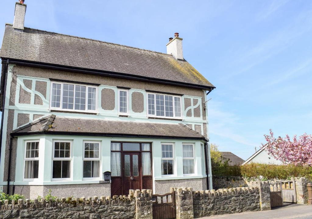 Newborough House | Minffordd