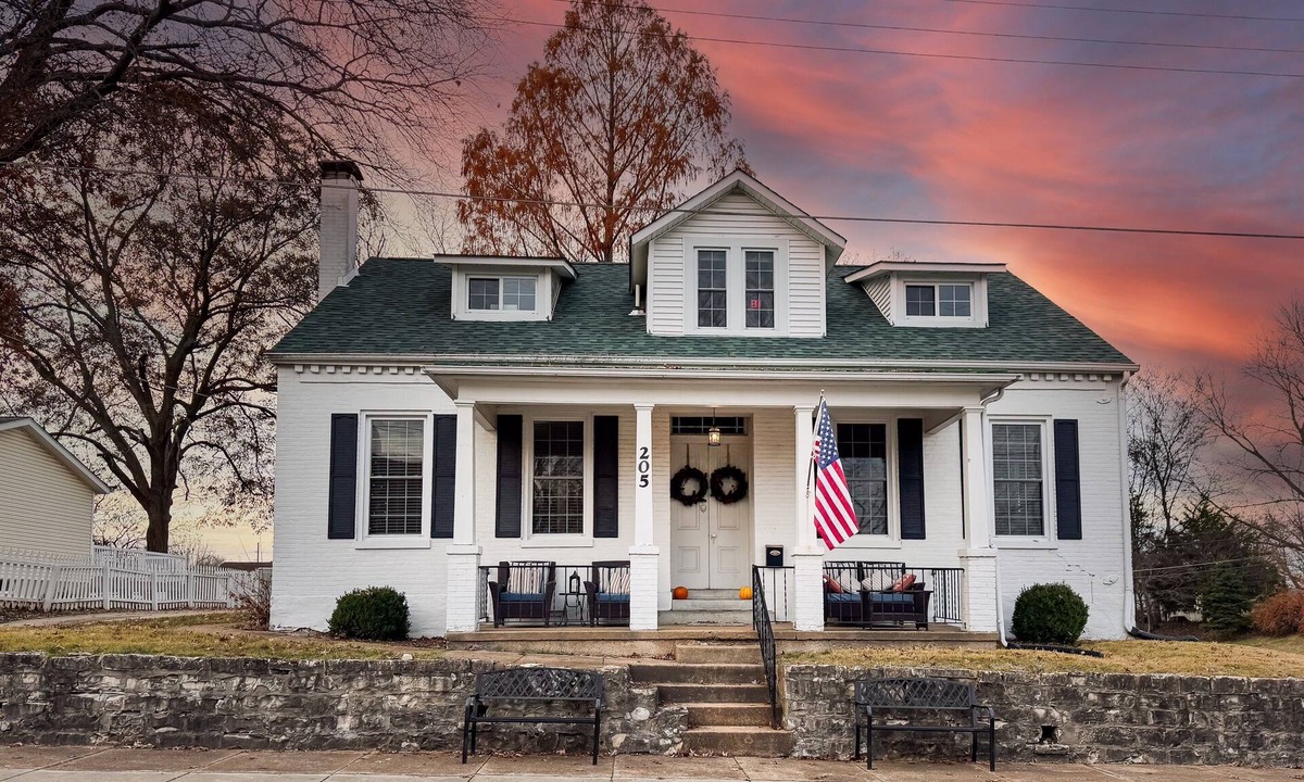 Washington House | Mini Aussie | Dog-friendly, Fire pit, Fenced yard