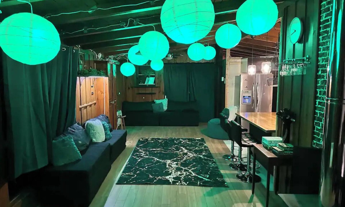 Sainte-Marthe-sur-le-Lac Ski Chalet | Mini-Chalet by IG: @13lacksheep