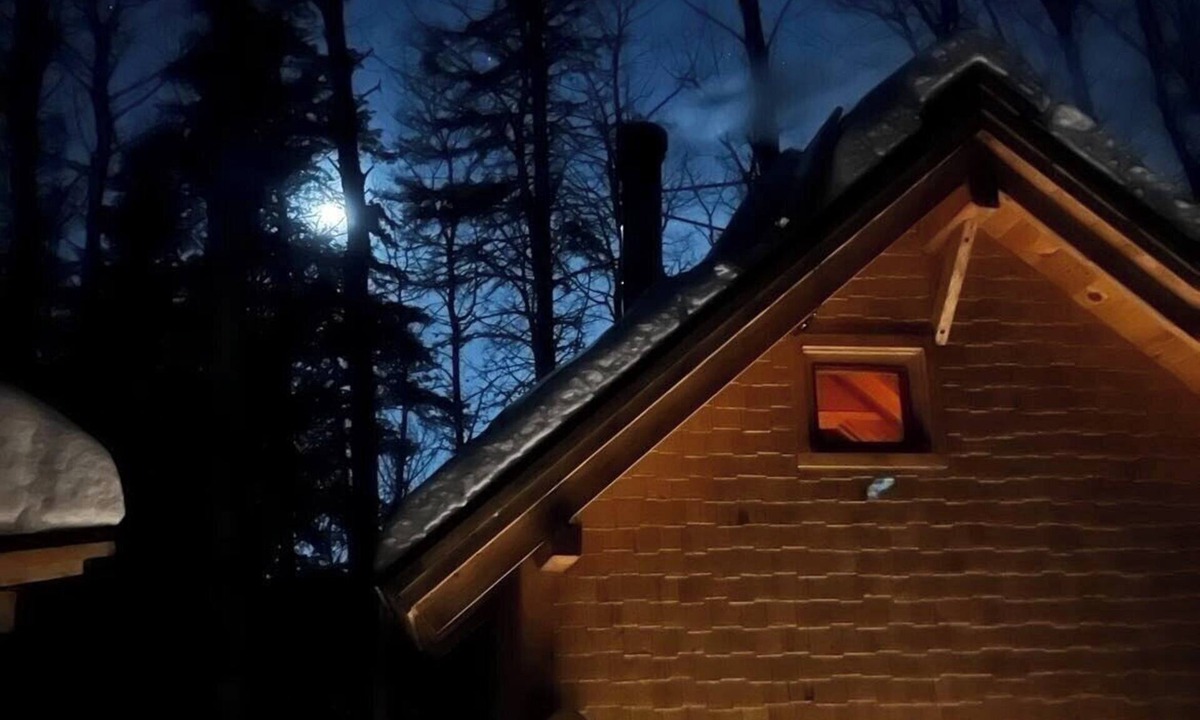La Baie Cabin | Mini chalet Le Tourne-Bille, authentic log construction.