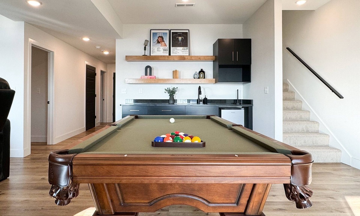 Hollister House | Mini Legends | Hot tub, Lake view, Theatre, Pool table, Dog-friendly