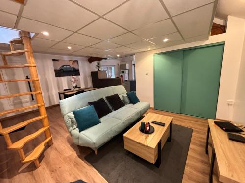 Audincourt Apartment | Mini-Loft, terrasse 24m2, Internet Haut-débit, garage privé et place de parking