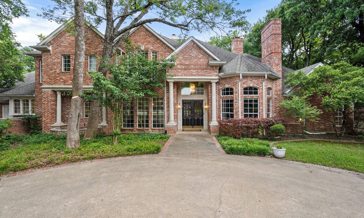 Waxahachie House | Mini Mansion with Pool, Hot Tub, Decking Overlooking Pond & Games - WEDDINGS