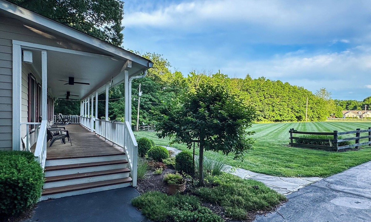 Labadie House | Mini Pointer | Dog Friendly, near Purina Farms, WashMO, Wedding venues