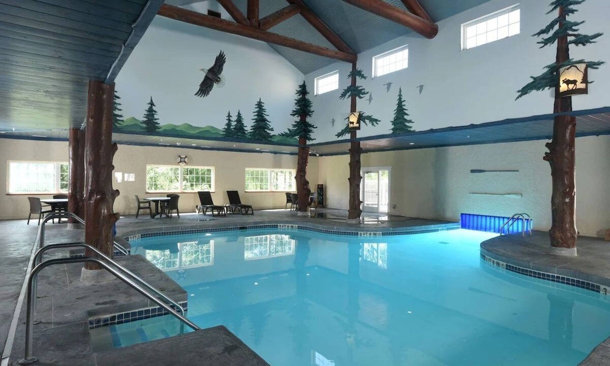 Onalaska Hotel | Mini Premier Suite w/Heated Pool & Breakfast | 4mi to Lake Onalaska