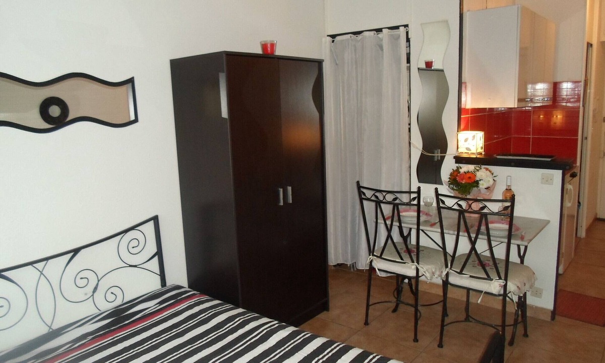 Balaruc-les-Bains Apartment | Mini-studio in Balaruc-les-Bains, near pond and spa