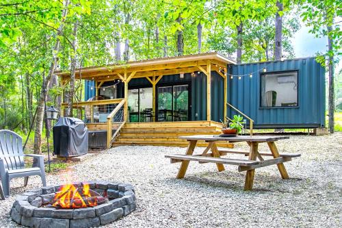 Livingston House | Minimalist Luxury: Fully Equipped Modern Container, Hidden Getaway near Lake Livingston, TX