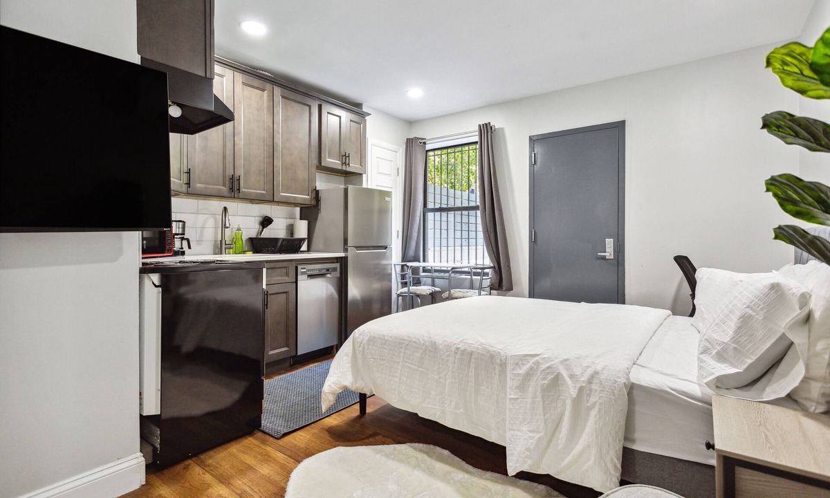 Harlem Apartment | Minimalist Queen Studio Central Park Columbia Uni
