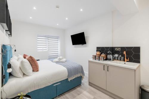 Park Royal Apartment | Minimalist Studio Bliss with Refreshing Ambiance