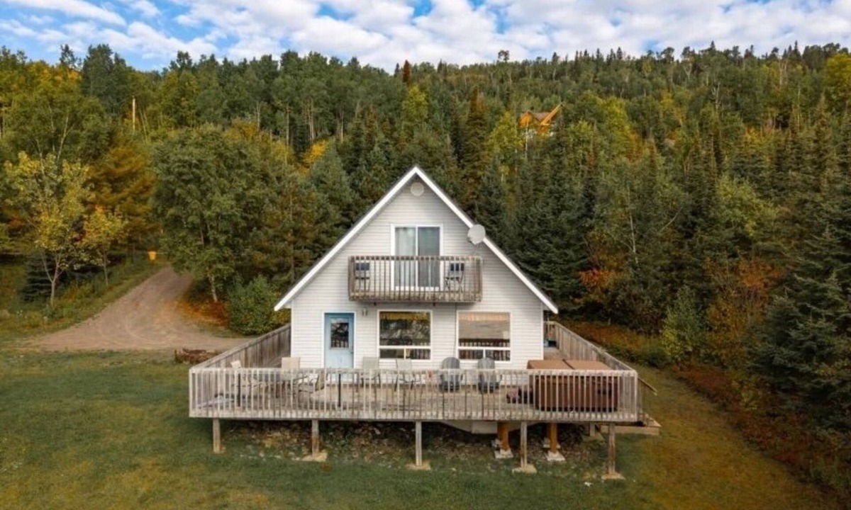 Neebing Cottage | Mink Mountain Chickadee lakefront house with hot tub. Pet friendly.