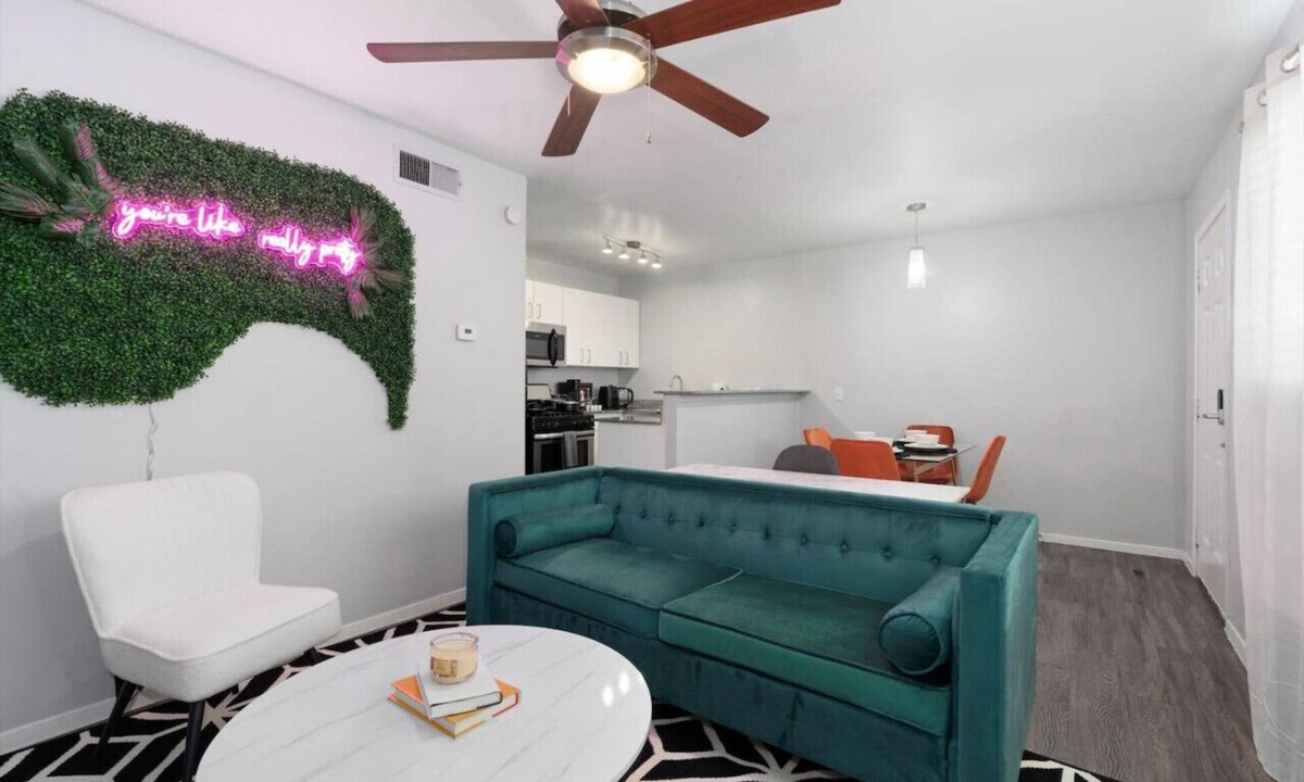 Hyde Park Apartment | Mins 2 Downtown ~ King Bed ~ Private Stays