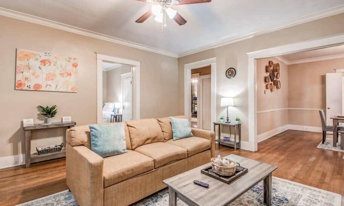 Evergreen House | Mins to Downtown, Bottom Unit - Bluemoon Bungalow