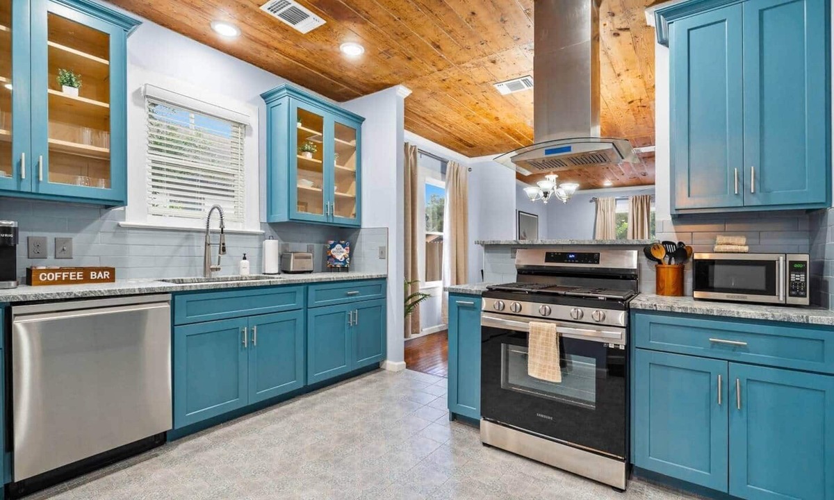 Highland Park House | Mins to Downtown | Chef's Kitchen | BBQ | Games