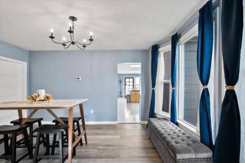 West Central House | Mins To Dwntwn & Arena Backyard BBQ King Bed