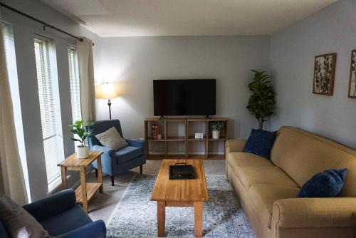 River Mountain House | Mins to River Mountain Park Dining & Shopping