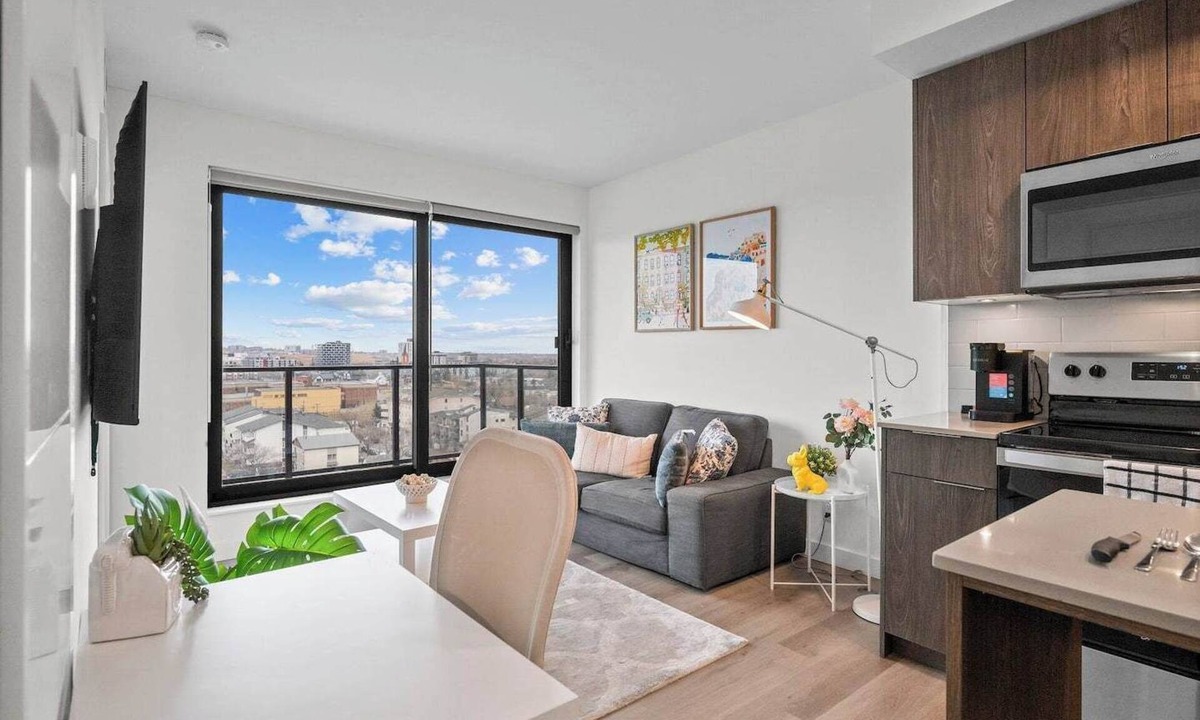 Crescent Heights Apartment | Mins to Saddledome | 2BR | Rooftop Patio | UG Park