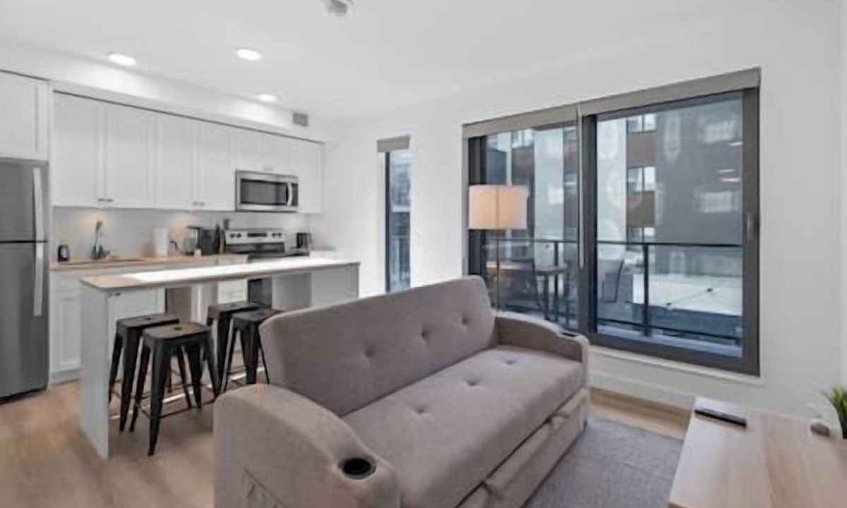 Crescent Heights Apartment | Mins to Saddledome | Rooftop Patio | Sofa Bed