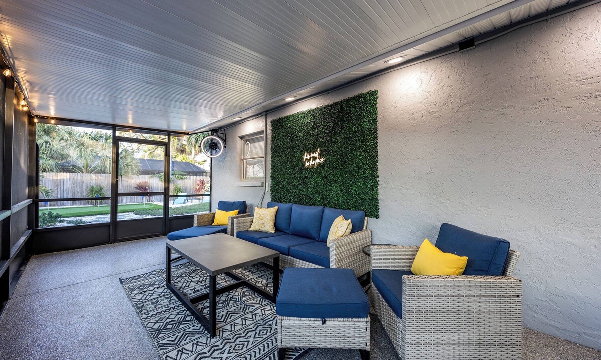 Arlington Park House | Mins to the Beaches and Downtown, Backyard Oasis, Serene Neighborhood